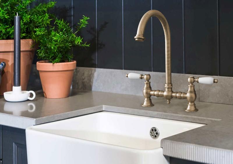 PB Νοσταλγική Γέφυρα Κουζίνας Βρύση Χάλκινη με στρογγυλή ροή και λευκές λαβές PBN.BRO.R.WH