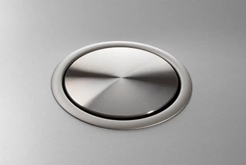 EVOline Port 3 Ενσωματωμένη πρίζα με γείωση, καπάκι από ανοξείδωτο ατσάλι.