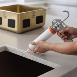 Απαλλαγμένη από οξύ σιλικονική κόλλα για την τοποθέτηση ενσωματωμένων ανοξείδωτων νεροχυτών.