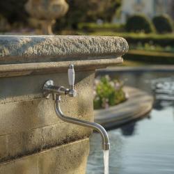 PB κλασική βρύση τοίχου με λευκή λαβή για κρύο νερό και μακρύ στόμιο από ανοξείδωτο ατσάλι 1208853572.