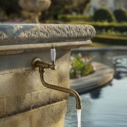 PB κλασική βρύση τοίχου με λευκή λαβή για κρύο νερό και μακρύ στόμιο μπρούντζος 1208853602