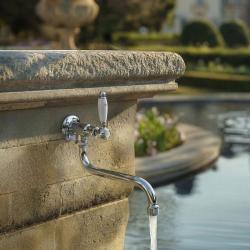 PB κλασική τοίχου κρήνη βρύση με λευκή λαβή κρύου νερού και μακρύ στόμιο χρώμιο 1208853612