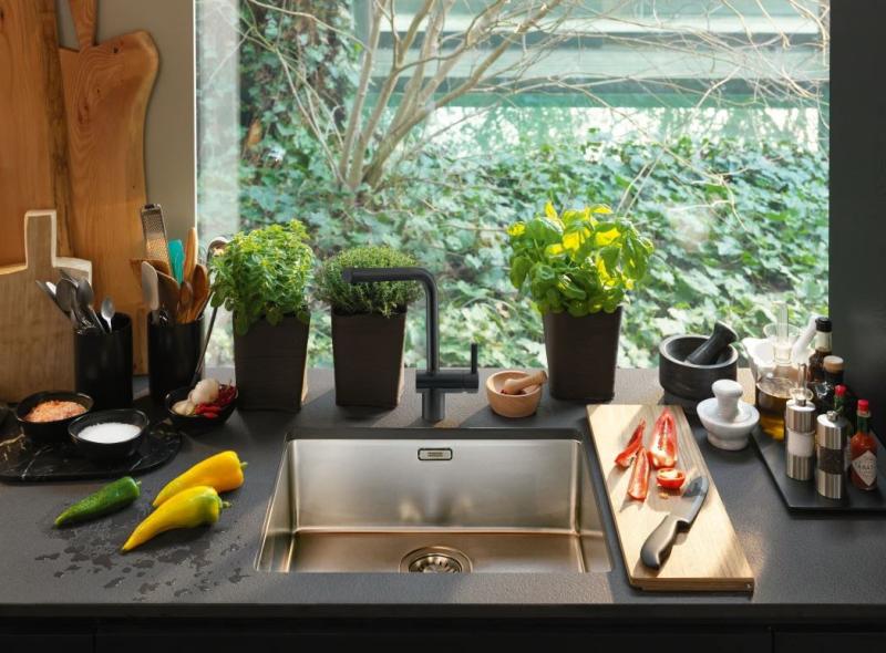 Φράνκε Άτλας Νέο μπαταρία κουζίνας με περιστρεφόμενο στόμιο βουρτσισμένο ματ μαύρο 115.0550.424