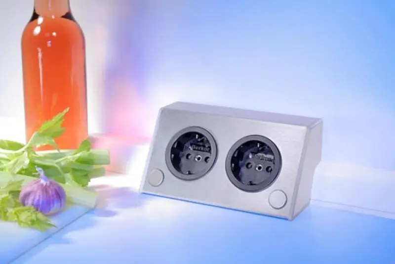 Συσκευή επαφής με 2 πρίζες γείωσης και φορτιστή USB ST3900/A.