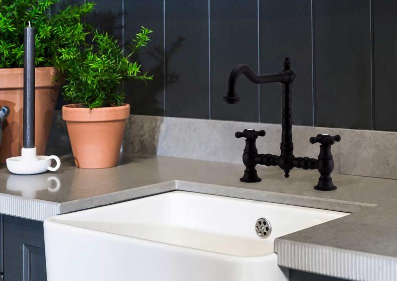 PB Νοσταλγική Βρύση Κουζίνας Γεφυρωτού Τύπου Ματ Μαύρο με Γωνιακή Ροή και Αστέρια Πόμολα PBN.ZW.H.ST.