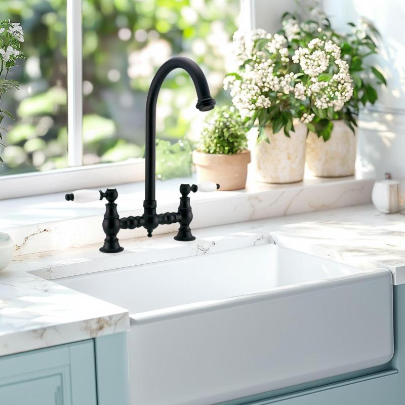 PB Νοσταλγική Μπαταρία Κουζίνας Γέφυρα μαύρο ματ με στρογγυλό στόμιο και λευκές λαβές PBN.ZW.R.WH