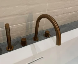 Waterevolution Flow 4-τρύπες Βρυσάκι μπάνιου για εγκατάσταση στην άκρη της μπανιέρας, πλήρως βουρτσισμένος χαλκός PVD T138CPE