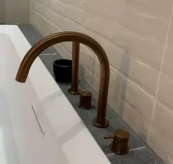 Waterevolution Flow 4-τρύπες Βρυσάκι μπάνιου για εγκατάσταση στην άκρη της μπανιέρας, πλήρως βουρτσισμένος χαλκός PVD T138CPE