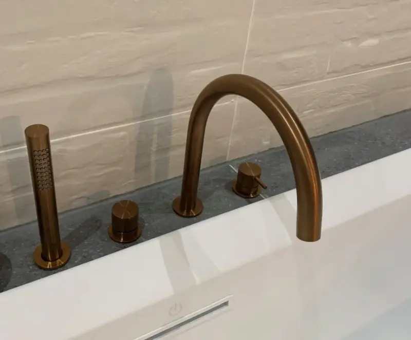 Waterevolution Flow 4-τρύπες Βρυσάκι μπάνιου για εγκατάσταση στην άκρη της μπανιέρας, πλήρως βουρτσισμένος χαλκός PVD T138CPE