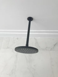 Η μετάφραση van de tekst naar het Grieks is: Waterevolution Flow κεφαλή ντους 250mm με σύνδεση οροφής μαύρο ματ T164225PR