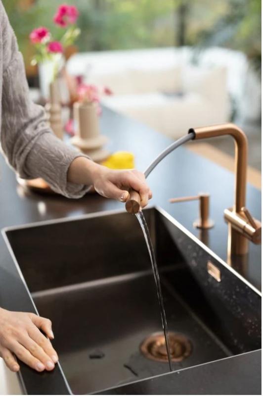 Φράνκε χάλκινη βρύση κουζίνας Atlas Neo με επεκτάσιμο στόμιο pvd copper 115.0628.208.