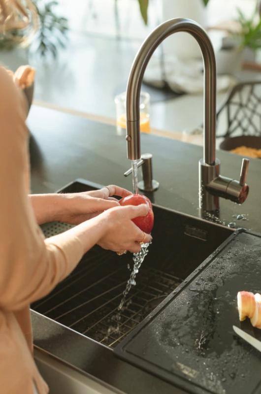 Φράνκε κουζίνας μπαταρία Eos Neo με αποσπώμενη κεφαλή ψεκασμού από PVD gun metal 115.0628.256