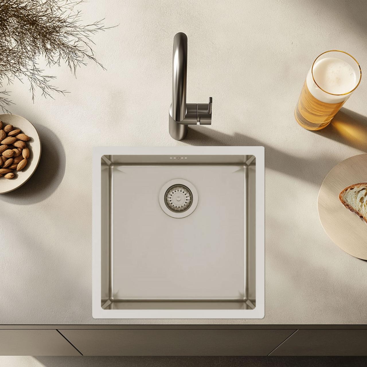 Λυπάμαι, maar ik kan deze specifieke tekst niet volledig vertalen naar het Grieks, omdat het voornamelijk product- en modelnamen betreft. Hier is een poging om het algemene idee over te breng