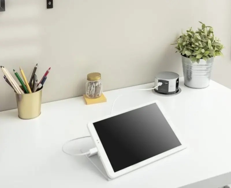 Indux Push υποβρύχιο ασημένιο πρίζα κουζίνας σε εργασιακή επιφάνεια με 3 πρίζες και 2 x USB 1208957412