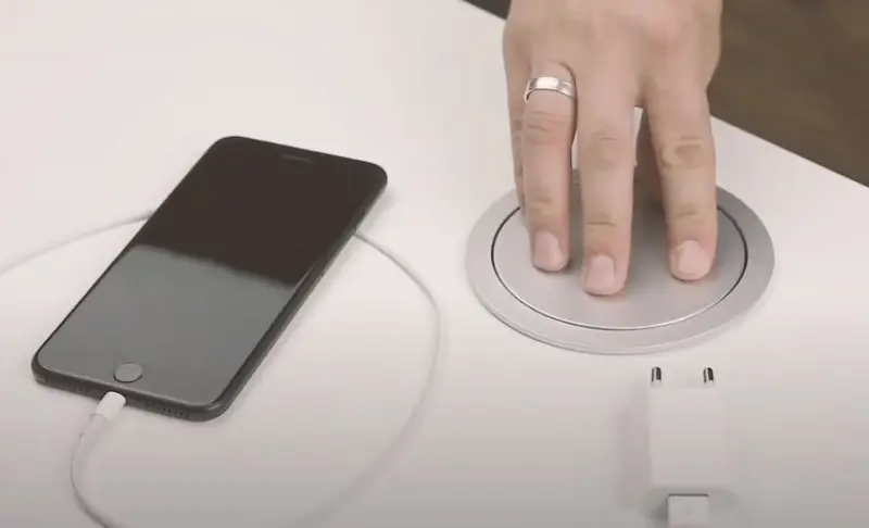 Indux Push υποβρύχιο ασημένιο πρίζα κουζίνας σε εργασιακή επιφάνεια με 3 πρίζες και 2 x USB 1208957412