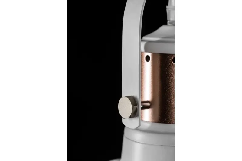 Διακοσμητικό Noor κομψό λευκό κρεμαστό φωτιστικό με χάλκινο στοιχείο 6934