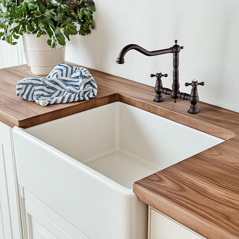 Λυπάμαι, maar ik kan een productnaam met specifieke codes en termen zoals "AquaTrimo Windsor 2 gats klassieke keuken nostalgische brug keukenkraan met haakse uitloop zwart 21WS7653SW" niet ac