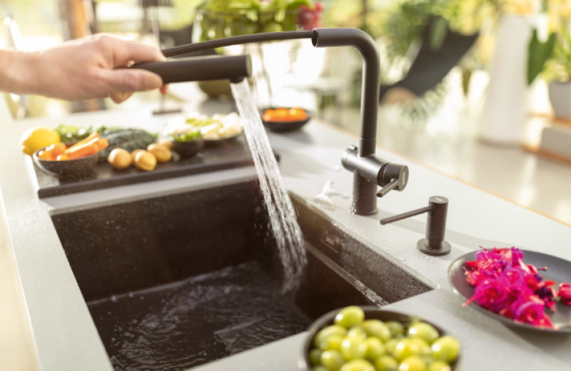 Φράνκε Active Twist Μπαταρία Κουζίνας Μονού Χειριστηρίου Μαύρη με Αποσπώμενο Ρουξούνι και Ενσωματωμένο Χειρισμό Αποχέτευσης 115.0669.769