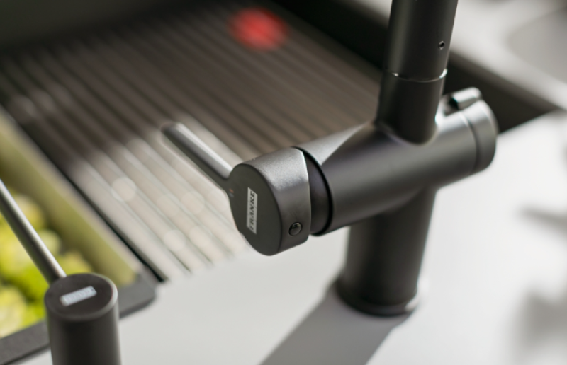 Φράνκε Active Twist Μπαταρία Κουζίνας Μονού Χειριστηρίου Μαύρη με Αποσπώμενο Ρουξούνι και Ενσωματωμένο Χειρισμό Αποχέτευσης 115.0669.769