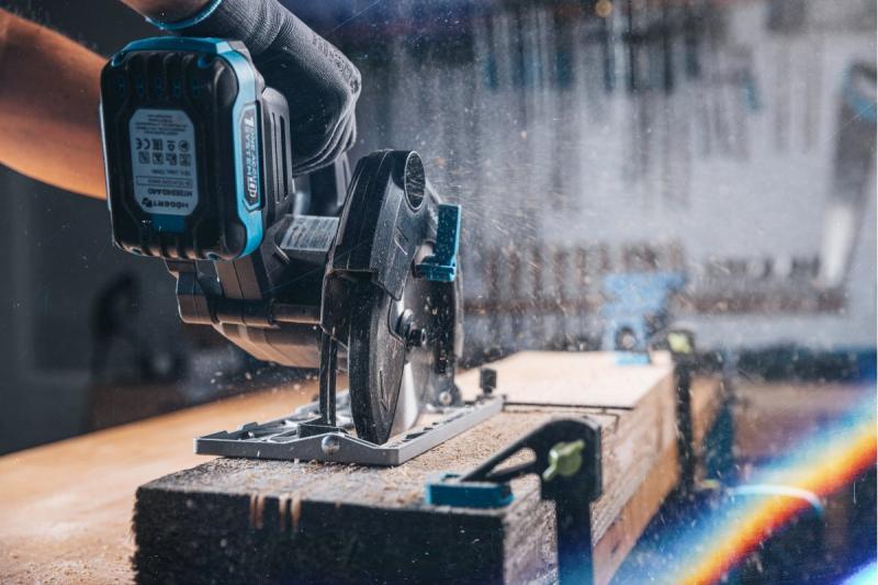 HÖGERT ασύρματο δισκοπρίονο, 18V, χωρίς μπαταρία, υποδοχή για σκούπα σκόνης