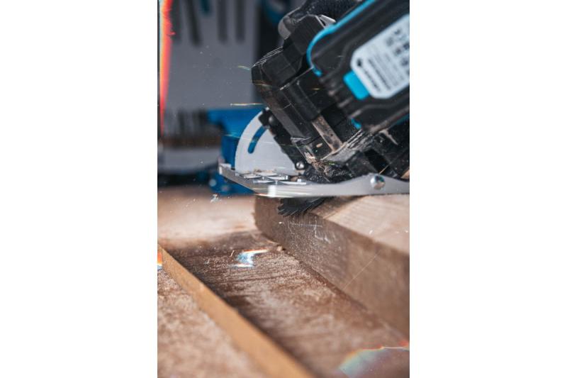 HÖGERT ασύρματο δισκοπρίονο, 18V, χωρίς μπαταρία, υποδοχή για σκούπα σκόνης